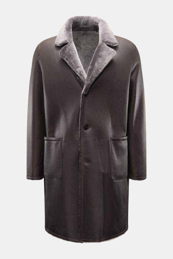 Manzoni 24 Lammfellmantel graubraun in Frontansicht, weiches Lammleder, Slim Fit, Reverskragen mit Lammfell, Drei-Knopf-Leiste, zwei Hüfttaschen, Rückenmittelschlitz. Manzoni 24 Lammfellmantel graubraun in Frontansicht, weiches Lammleder, Slim Fit, Reverskragen mit Lammfell, Drei-Knopf-Leiste, zwei Hüfttaschen, Rückenmittelschlitz.