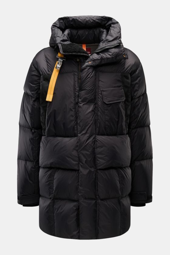 Parajumpers Daunenparka 'Bold' schwarz, frontal fotografiert, mit wattierter Kapuze, robustem Zwei-Wege-Reißverschluss, Karabinerverschluss und fünf Außentaschen. Parajumpers Daunenparka 'Bold' schwarz, frontal fotografiert, mit wattierter Kapuze, robustem Zwei-Wege-Reißverschluss, Karabinerverschluss und fünf Außentaschen.