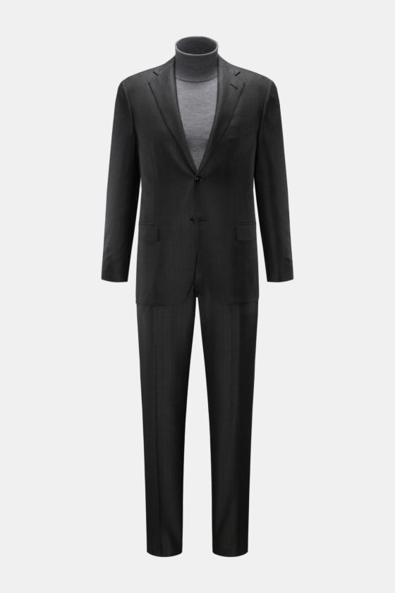Corneliani Anzug anthrazit aus reiner Schurwolle, Slim Fit, frontale Ansicht mit tailliertem Sakko und schmal zulaufender Hose. Corneliani Anzug anthrazit aus reiner Schurwolle, Slim Fit, frontale Ansicht mit tailliertem Sakko und schmal zulaufender Hose.