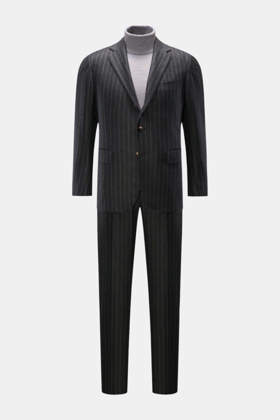 Stile Latino Anzug 'Vincenzo' anthrazit/grau gestreift, Slim Fit Zweiteiler mit Chalk Stripes, Drei-Knopf-Sakko und Button-Fly-Hose, frontale Ansicht. Stile Latino Anzug 'Vincenzo' anthrazit/grau gestreift, Slim Fit Zweiteiler mit Chalk Stripes, Drei-Knopf-Sakko und Button-Fly-Hose, frontale Ansicht.