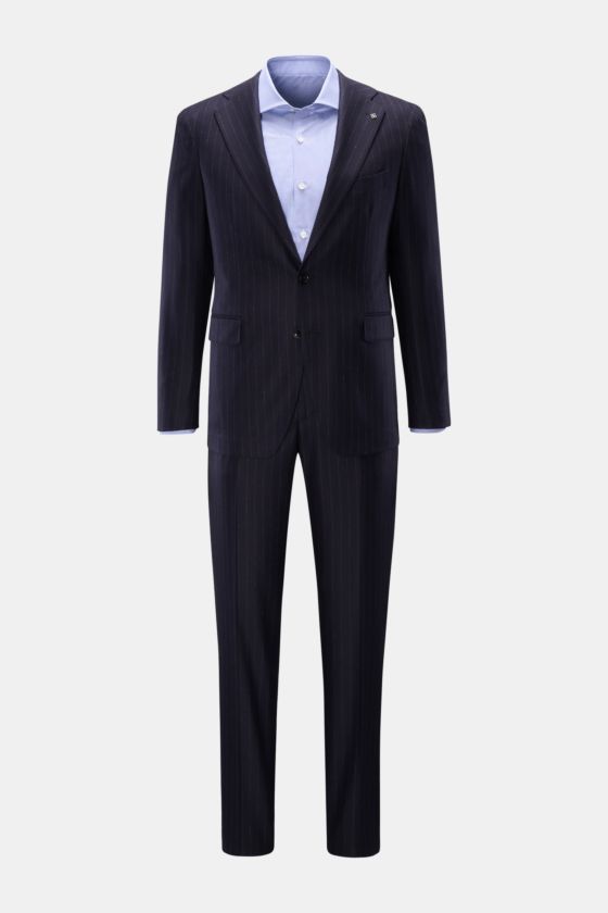 Tagliatore Anzug 'Vesuvio' navy gestreift, Slim Fit Zweiteiler aus reiner, leicht elastischer Schurwolle, frontale Ansicht mit tailliertem Sakko und regulär schmal zulaufender Hose. Tagliatore Anzug 'Vesuvio' navy gestreift, Slim Fit Zweiteiler aus reiner, leicht elastischer Schurwolle, frontale Ansicht mit tailliertem Sakko und regulär schmal zulaufender Hose.