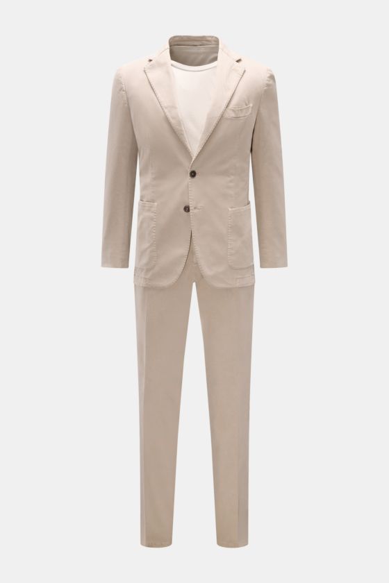 Santaniello Anzug sand aus softem Baumwoll-Twill, Slim Fit, tailliertes Sakko mit zwei Knöpfen, fallendem Revers, frontal fotografiert. Santaniello Anzug sand aus softem Baumwoll-Twill, Slim Fit, tailliertes Sakko mit zwei Knöpfen, fallendem Revers, frontal fotografiert.