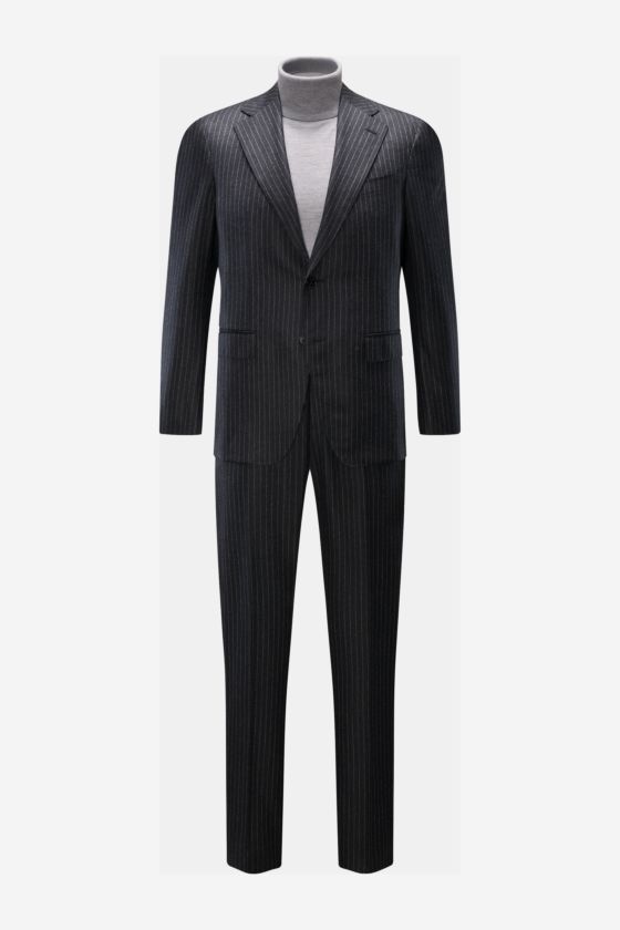 Caruso Anzug 'Aida' anthrazit/grau gestreift aus reiner Wolle mit feinen Nadelstreifen, Slim Fit, frontal fotografiert mit tailliertem Sakko. Caruso Anzug 'Aida' anthrazit/grau gestreift aus reiner Wolle mit feinen Nadelstreifen, Slim Fit, frontal fotografiert mit tailliertem Sakko.