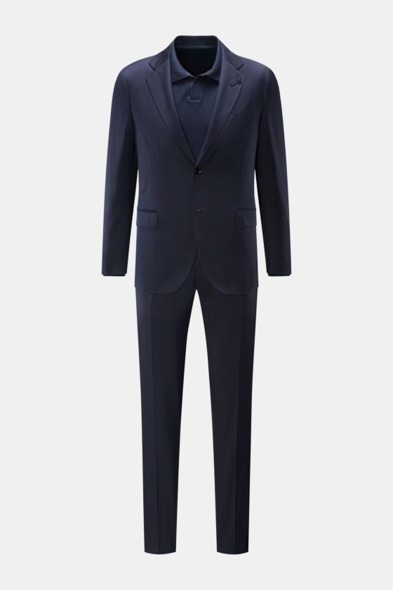 Lardini Anzug navy aus reiner Schurwolle, Slim Fit, weicher Griff, frontale Ansicht, Sakko tailliert mit fallendem Revers und Blüten-Anstecker, zwei Innentaschen, Hose schmal zulaufend mit französischen Taschen. Lardini Anzug navy aus reiner Schurwolle, Slim Fit, weicher Griff, frontale Ansicht, Sakko tailliert mit fallendem Revers und Blüten-Anstecker, zwei Innentaschen, Hose schmal zulaufend mit französischen Taschen.