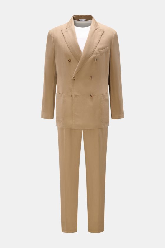 Boglioli Anzug 'K. Jacket' sand, frontale Ansicht, legerer Slim Fit aus Baumwoll-Leinen mit zweireihigem Sakko und schmal zulaufender Hose. Boglioli Anzug 'K. Jacket' sand, frontale Ansicht, legerer Slim Fit aus Baumwoll-Leinen mit zweireihigem Sakko und schmal zulaufender Hose.