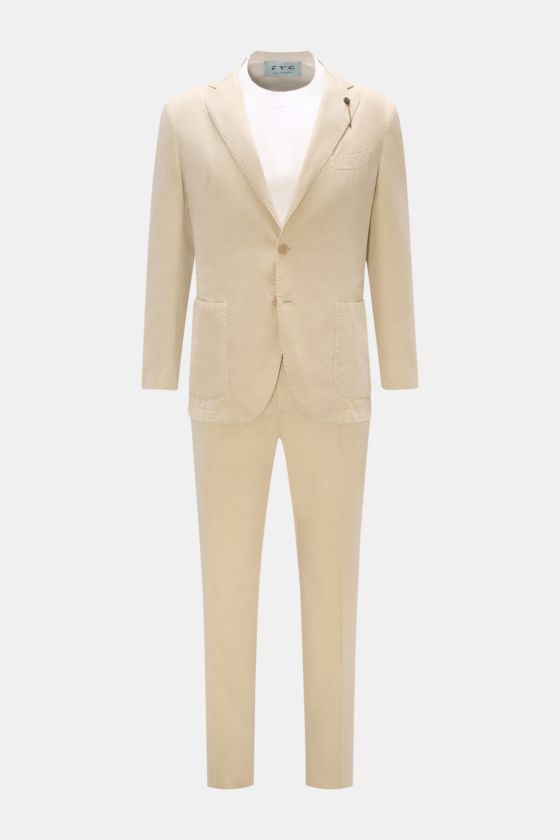 Santaniello Anzug sand aus Baumwoll-Twill, Slim Fit, frontale Ansicht mit tailliertem Sakko und schmal zulaufender Hose, lässig-elegant. Santaniello Anzug sand aus Baumwoll-Twill, Slim Fit, frontale Ansicht mit tailliertem Sakko und schmal zulaufender Hose, lässig-elegant.