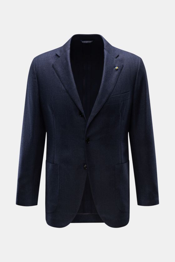 Belvest Sakko navy, frontale Ansicht, Slim Fit, taillierter Drei-Knopf-Stil, weiche reine Wolle mit tonalem Fischgrat, fallendes Revers mit Pin, Brust- und Hüfttaschen. Belvest Sakko navy, frontale Ansicht, Slim Fit, taillierter Drei-Knopf-Stil, weiche reine Wolle mit tonalem Fischgrat, fallendes Revers mit Pin, Brust- und Hüfttaschen.