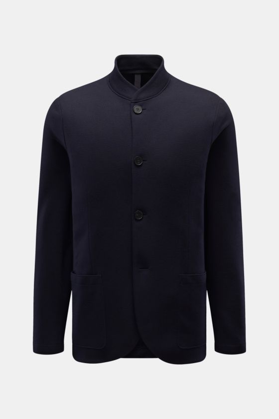 Harris Wharf London Jersey-Sakko navy, frontal fotografiert, Slim Fit, tailliert, Stehkragen, vier Knöpfe, aufgesetzte Hüfttaschen, Jersey aus reiner Schurwolle, leichte, weiche Qualität, ungefüttert, zwei Innentaschen. Harris Wharf London Jersey-Sakko navy, frontal fotografiert, Slim Fit, tailliert, Stehkragen, vier Knöpfe, aufgesetzte Hüfttaschen, Jersey aus reiner Schurwolle, leichte, weiche Qualität, ungefüttert, zwei Innentaschen.
