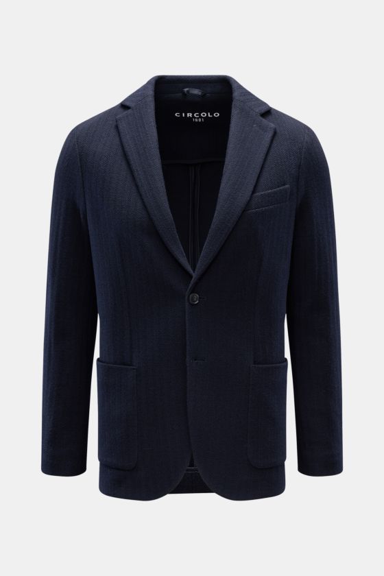 Circolo 1901 Strickblazer navy aus reiner Wolle, Slim Fit, tonaler Fischgrat, taillierter Zwei-Knopf-Stil, frontal fotografiert. Circolo 1901 Strickblazer navy aus reiner Wolle, Slim Fit, tonaler Fischgrat, taillierter Zwei-Knopf-Stil, frontal fotografiert.