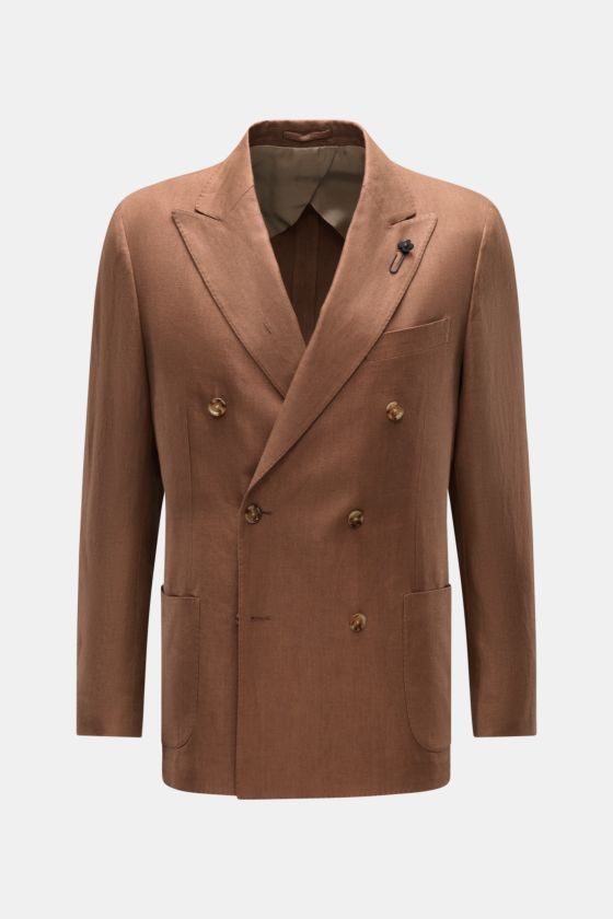 Lardini Leinensakko braun, frontal fotografiert, zweireihig mit drei Knöpfen, Spitzrevers, Blüten-Anstecker, Brust- und Hüfttaschen, Slim Fit. Lardini Leinensakko braun, frontal fotografiert, zweireihig mit drei Knöpfen, Spitzrevers, Blüten-Anstecker, Brust- und Hüfttaschen, Slim Fit.