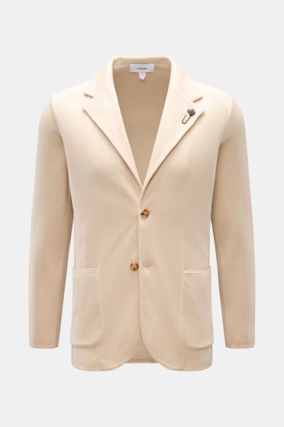 Lardini Strickblazer creme, frontale Nahaufnahme, Slim Fit aus reiner Baumwolle mit feinem Strickbild, zwei Knöpfen, aufgesetzten Taschen, fallendem Revers und Blüten-Anstecker. Lardini Strickblazer creme, frontale Nahaufnahme, Slim Fit aus reiner Baumwolle mit feinem Strickbild, zwei Knöpfen, aufgesetzten Taschen, fallendem Revers und Blüten-Anstecker.