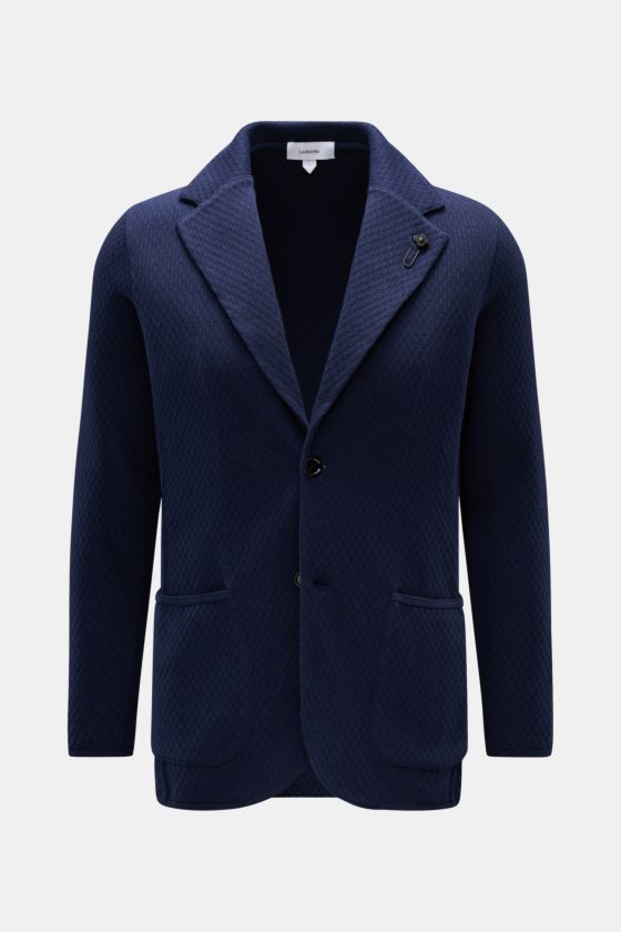 Lardini Strickblazer navy, frontal fotografiert, Slim Fit, reine Baumwolle, markantes Strickmuster, Two-Button-Stil, fallendes Revers mit Blütenpin, aufgesetzte Taschen. Lardini Strickblazer navy, frontal fotografiert, Slim Fit, reine Baumwolle, markantes Strickmuster, Two-Button-Stil, fallendes Revers mit Blütenpin, aufgesetzte Taschen.