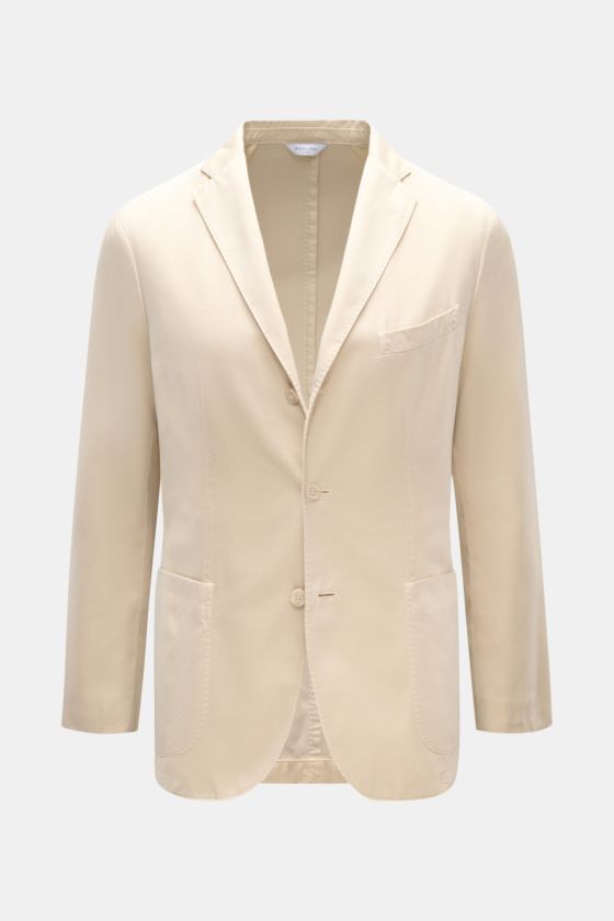 Frontansicht des Boglioli Sakko 'K. Jacket' sand, tailliert, Slim Fit, Unconstructed Design, Baumwolle-Lyocell-Cashmere-Mix, Drei-Knopf-Stil. Frontansicht des Boglioli Sakko 'K. Jacket' sand, tailliert, Slim Fit, Unconstructed Design, Baumwolle-Lyocell-Cashmere-Mix, Drei-Knopf-Stil.