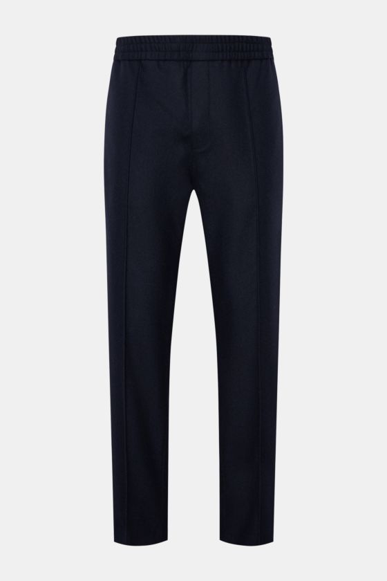 A.P.C. Joggpants 'Pieter' navy, frontale Aufnahme, Mix aus Wolle und Microfaser, leicht griffige Haptik, Tapered Fit, reguläre Oberschenkelweite, knöchellang, elastischer Bund mit Tunnelzug, abgesteppte Bügelfalte, Taschen in der Seitennaht, paspelierte G A.P.C. Joggpants 'Pieter' navy, frontale Aufnahme, Mix aus Wolle und Microfaser, leicht griffige Haptik, Tapered Fit, reguläre Oberschenkelweite, knöchellang, elastischer Bund mit Tunnelzug, abgesteppte Bügelfalte, Taschen in der Seitennaht, paspelierte G