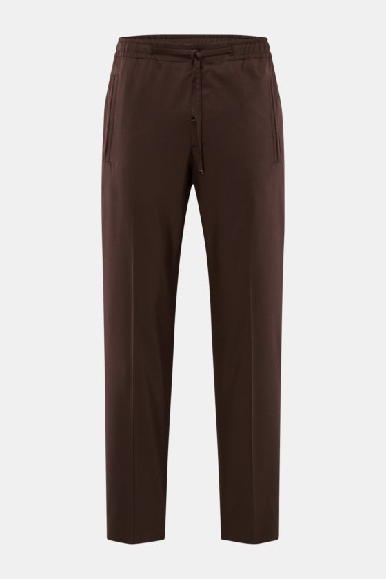 Corneliani Jogpants dunkelbraun, frontal fotografiert, Slim Fit aus Schurwoll-Seidenmischung, elastischer Bund, Tunnelzug, Paspeltaschen, offene Länge. Corneliani Jogpants dunkelbraun, frontal fotografiert, Slim Fit aus Schurwoll-Seidenmischung, elastischer Bund, Tunnelzug, Paspeltaschen, offene Länge.