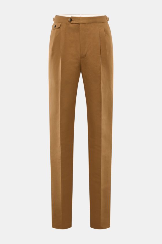 PT Torino Hose 'Gentleman Fit' braun, slim Fit, aus Leinen-Baumwoll-Mix mit Bundknöpfen, Side Adjuster, französischen Taschen, frontal fotografiert. PT Torino Hose 'Gentleman Fit' braun, slim Fit, aus Leinen-Baumwoll-Mix mit Bundknöpfen, Side Adjuster, französischen Taschen, frontal fotografiert.