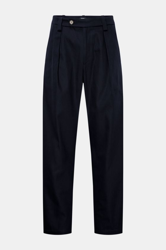 A.P.C. Baumwollhose 'Renato' navy aus Twill, Tapered Fit, Zip Fly, Bundknopf, knöchellang, französische Taschen, frontal fotografiert. A.P.C. Baumwollhose 'Renato' navy aus Twill, Tapered Fit, Zip Fly, Bundknopf, knöchellang, französische Taschen, frontal fotografiert.
