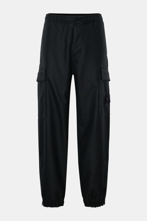 Stone Island Cargo-Jogpants 'Flannel Ghost Piece' dark navy, frontale Ansicht, legere Passform, elastischer Bund, Cargo- und Gesäßtaschen, Kompass-Badge. Stone Island Cargo-Jogpants 'Flannel Ghost Piece' dark navy, frontale Ansicht, legere Passform, elastischer Bund, Cargo- und Gesäßtaschen, Kompass-Badge.