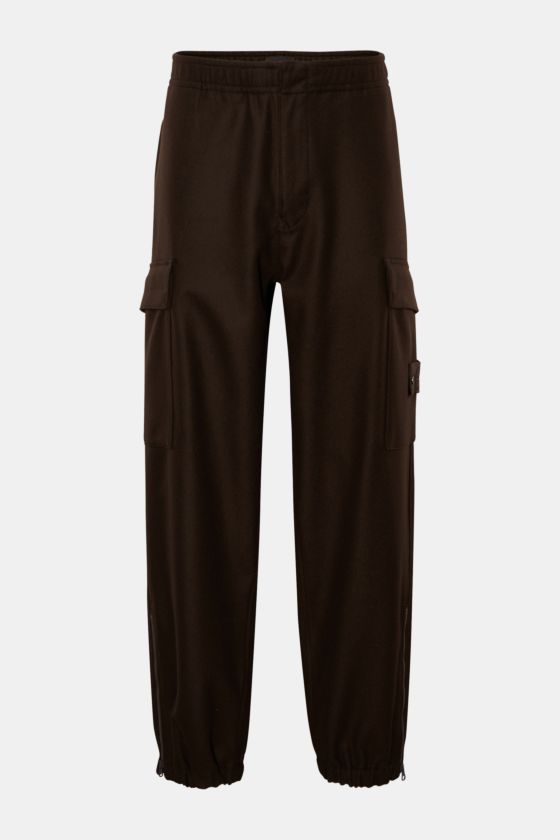 Stone Island Cargo-Jogpants 'Flannel Ghost Piece' dunkelbraun, frontal fotografiert, schmal zulaufend, mit elastischem Bund, Cargo-Taschen und monochromem Kompass-Badge. Stone Island Cargo-Jogpants 'Flannel Ghost Piece' dunkelbraun, frontal fotografiert, schmal zulaufend, mit elastischem Bund, Cargo-Taschen und monochromem Kompass-Badge.
