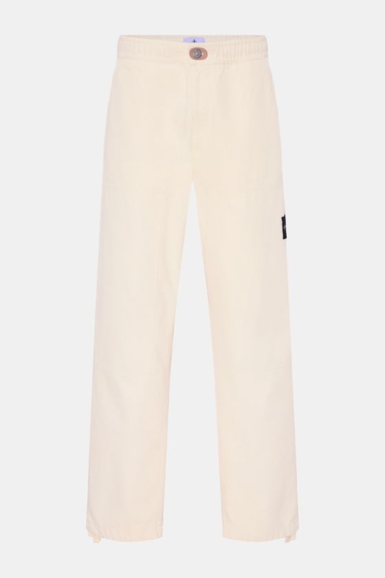 Stone Island Joggpants 'Raw Beauty' creme, Frontansicht, robuster Twill aus reiner Baumwolle, Loose Fit, elastischer Bund, Kompass-Badge. Stone Island Joggpants 'Raw Beauty' creme, Frontansicht, robuster Twill aus reiner Baumwolle, Loose Fit, elastischer Bund, Kompass-Badge.