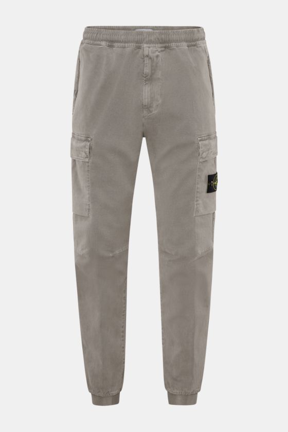 Stone Island Cargo-Jogpants grau, frontale Ansicht, elastische, stückgefärbte Bio-Baumwolle, Cargo-Taschen, Kompass-Badge, Tapered Fit, elastischer Bund. Stone Island Cargo-Jogpants grau, frontale Ansicht, elastische, stückgefärbte Bio-Baumwolle, Cargo-Taschen, Kompass-Badge, Tapered Fit, elastischer Bund.