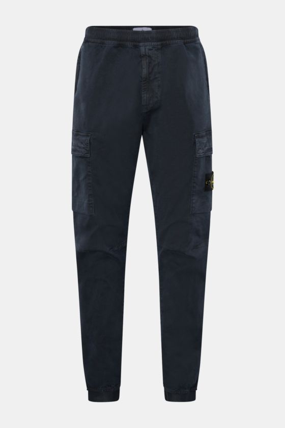 Stone Island Cargo-Jogpants navy, frontale Aufnahme, aus elastischer Bio-Baumwolle, kurzer Schnitt, Tapered Fit, Cargo- und Zipper-Taschen, Kompass-Badge. Stone Island Cargo-Jogpants navy, frontale Aufnahme, aus elastischer Bio-Baumwolle, kurzer Schnitt, Tapered Fit, Cargo- und Zipper-Taschen, Kompass-Badge.