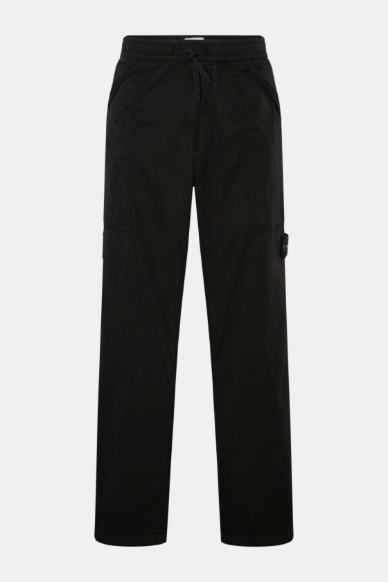 Stone Island Joggpants schwarz, frontal fotografiert, leger geschnitten aus leicht elastischer Baumwolle mit Taschen, Tunnelzug und Kompass-Badge. Stone Island Joggpants schwarz, frontal fotografiert, leger geschnitten aus leicht elastischer Baumwolle mit Taschen, Tunnelzug und Kompass-Badge.