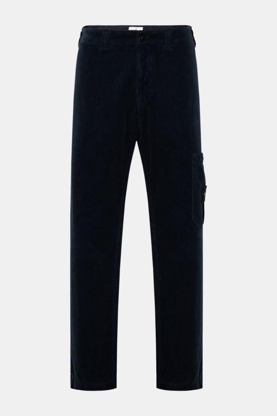 Stone Island Cord-Cargohose navy aus weichem Bio-Baumwoll-Cord, gerade geschnitten, mit Reißverschluss, Bundknopf, Cargo- und Gesäßtaschen, Kompass-Badge. Fotografiert frontal. Stone Island Cord-Cargohose navy aus weichem Bio-Baumwoll-Cord, gerade geschnitten, mit Reißverschluss, Bundknopf, Cargo- und Gesäßtaschen, Kompass-Badge. Fotografiert frontal.