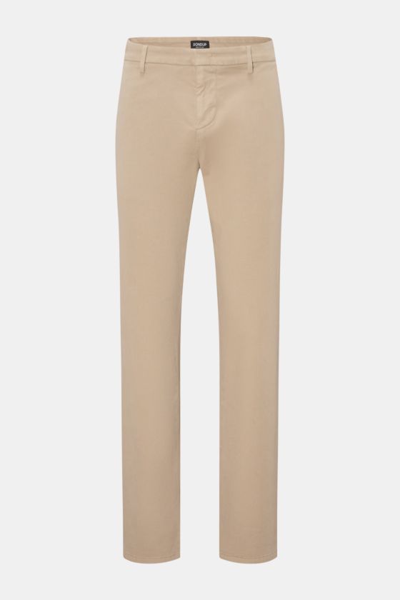Dondup Hose 'Gaubert' beige, slim Fit Baumwollhose mit schmaler Wade, elastisch, weicher Griff, Reißverschluss, französische Taschen, frontal fotografiert. Dondup Hose 'Gaubert' beige, slim Fit Baumwollhose mit schmaler Wade, elastisch, weicher Griff, Reißverschluss, französische Taschen, frontal fotografiert.