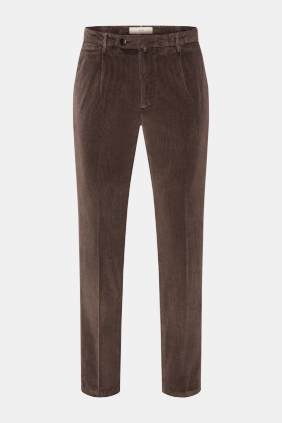 Briglia 1949 Cordhose dunkelbraun aus Baumwoll-Modal-Cord, Tapered Fit, knöchellang, mit Bundknopf, Reißverschluss, französischen und Gesäßtaschen, Frontansicht. Briglia 1949 Cordhose dunkelbraun aus Baumwoll-Modal-Cord, Tapered Fit, knöchellang, mit Bundknopf, Reißverschluss, französischen und Gesäßtaschen, Frontansicht.