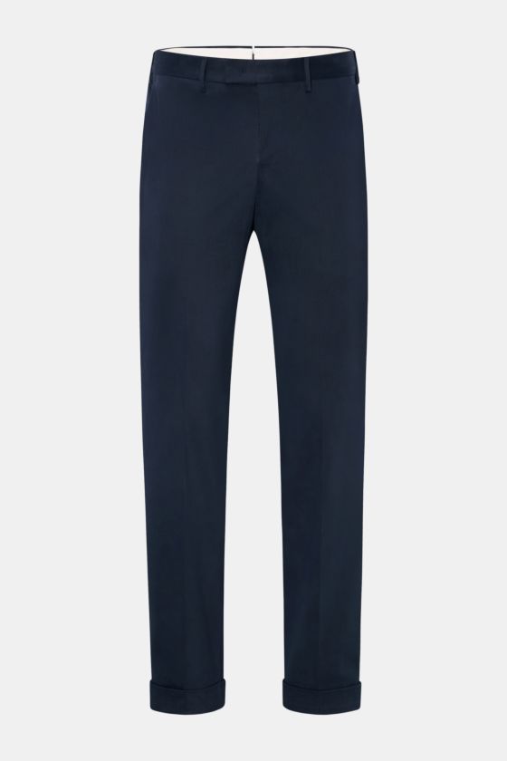 PT Torino Baumwollhose 'Master Fit' navy, frontale Ansicht, Slim Fit aus reiner Baumwoll-Gabardine mit leichtem Stretch, fixiertem Saumaufschlag, französischen Taschen und geknöpften Gesäßpatten. PT Torino Baumwollhose 'Master Fit' navy, frontale Ansicht, Slim Fit aus reiner Baumwoll-Gabardine mit leichtem Stretch, fixiertem Saumaufschlag, französischen Taschen und geknöpften Gesäßpatten.