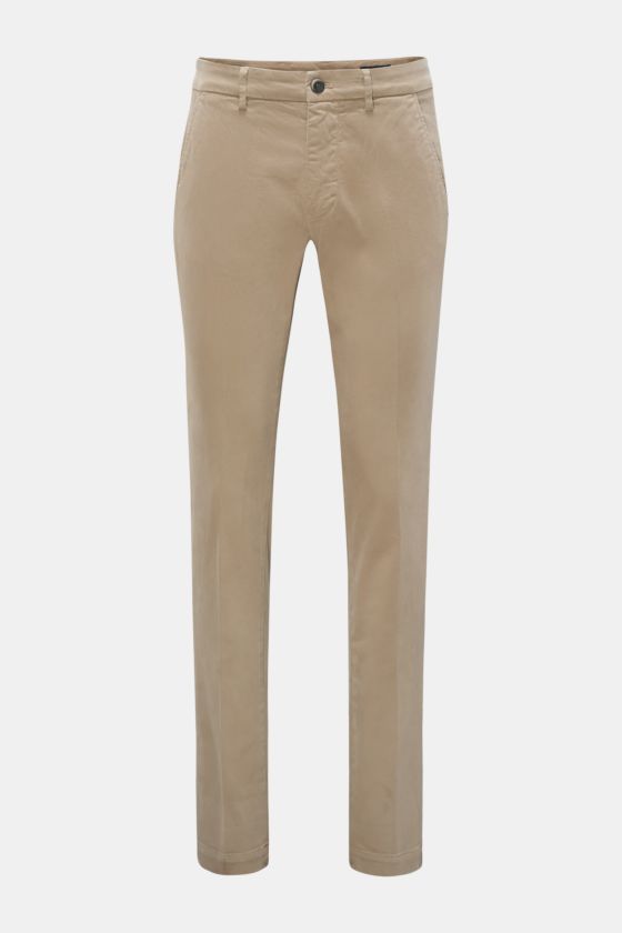 Mason's Chino 'Torino Style' taupe, Slim Fit, schmal zulaufend, niedrige Bundhöhe, Twill aus Baumwolle, garment dyed, weicher Griff, Zip Fly, Bundknopf, Taschen, Frontansicht. Mason's Chino 'Torino Style' taupe, Slim Fit, schmal zulaufend, niedrige Bundhöhe, Twill aus Baumwolle, garment dyed, weicher Griff, Zip Fly, Bundknopf, Taschen, Frontansicht.