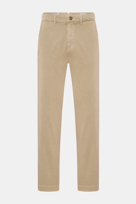 Mason's Chino 'Boston Style' taupe, frontale Ansicht, Twill aus Baumwolle, leicht elastisch, weicher Griff, garment dyed, Regular Fit, schmal zulaufend, Zip Fly, Bundknopf, französische Taschen, Münztasche, Gesäßtaschen mit geknöpfter Patte. Mason's Chino 'Boston Style' taupe, frontale Ansicht, Twill aus Baumwolle, leicht elastisch, weicher Griff, garment dyed, Regular Fit, schmal zulaufend, Zip Fly, Bundknopf, französische Taschen, Münztasche, Gesäßtaschen mit geknöpfter Patte.