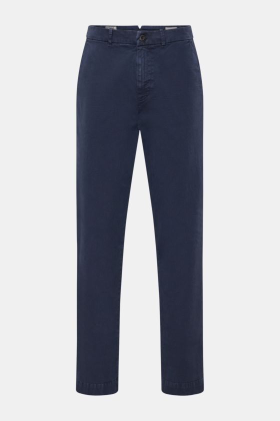 Frontansicht der Mason's Chino 'Boston Style' navy aus Baumwoll-Twill, leicht elastisch, weicher Griff, garment dyed, Regular Fit, schmal zulaufend, mit Zip Fly, Bundknopf, französischen Taschen, Münztasche und geknöpften Gesäßtaschen. Frontansicht der Mason's Chino 'Boston Style' navy aus Baumwoll-Twill, leicht elastisch, weicher Griff, garment dyed, Regular Fit, schmal zulaufend, mit Zip Fly, Bundknopf, französischen Taschen, Münztasche und geknöpften Gesäßtaschen.
