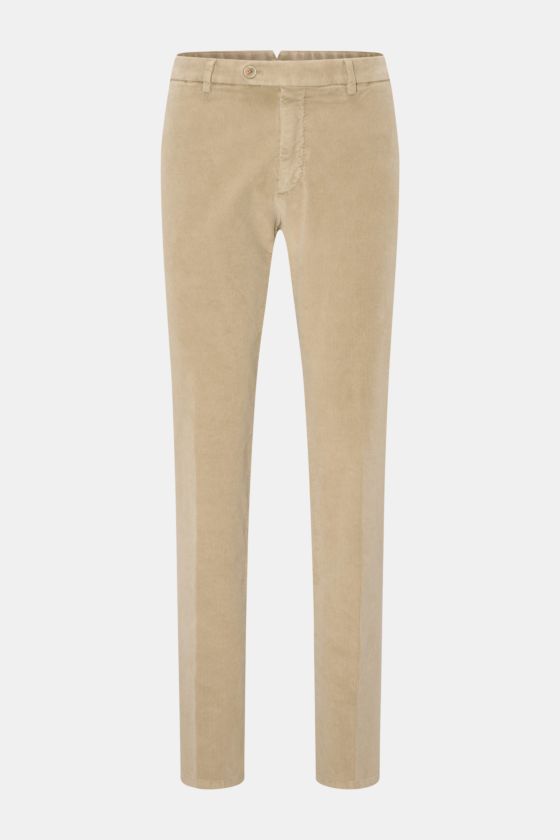 GTA Cordhose 'Federico' beige aus feinem Baumwoll-Modal-Feincord, Slim Fit, leicht schmal zulaufend, Reißverschluss, Bundknopf, elastischer Bund, französische Taschen, paspelierte Gesäßtaschen mit Knopf, Frontansicht. GTA Cordhose 'Federico' beige aus feinem Baumwoll-Modal-Feincord, Slim Fit, leicht schmal zulaufend, Reißverschluss, Bundknopf, elastischer Bund, französische Taschen, paspelierte Gesäßtaschen mit Knopf, Frontansicht.
