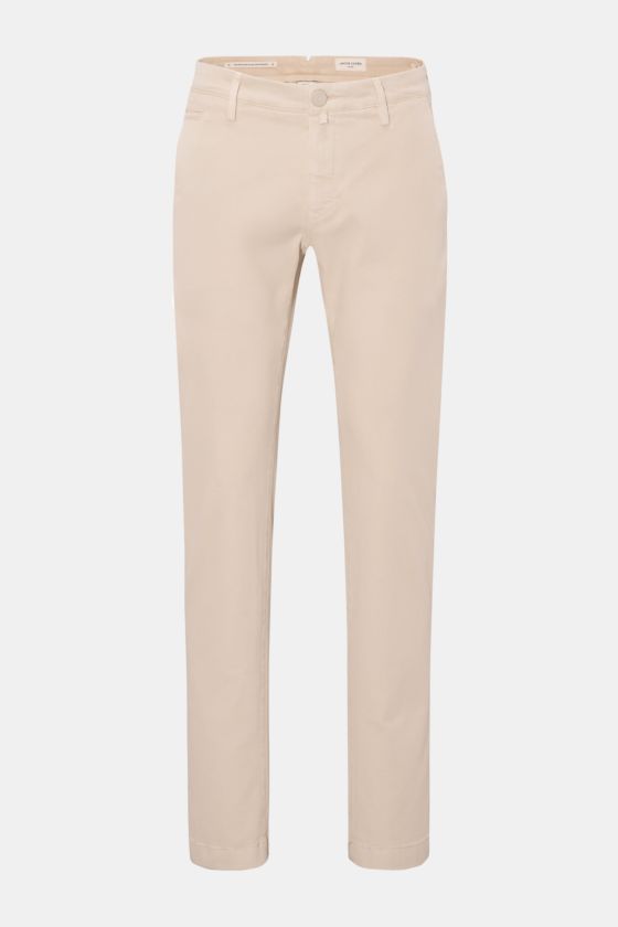 Jacob Cohen Chino 'Bobby' beige, schmal zulaufend, aus Baumwoll-Twill mit Lyocell, Slim Fit, niedrige Bundhöhe, französische Taschen, frontal fotografiert. Jacob Cohen Chino 'Bobby' beige, schmal zulaufend, aus Baumwoll-Twill mit Lyocell, Slim Fit, niedrige Bundhöhe, französische Taschen, frontal fotografiert.