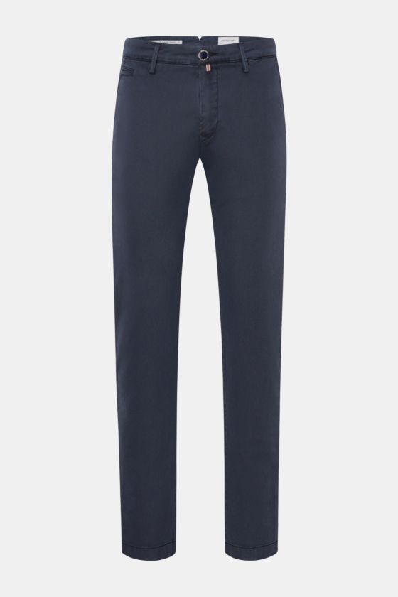 Jacob Cohen Chino 'Bobby' navy, schmal zulaufende Herrenhose aus weichem Twill mit Bundknopf, Reißverschluss und französischen Taschen, Frontalansicht. Jacob Cohen Chino 'Bobby' navy, schmal zulaufende Herrenhose aus weichem Twill mit Bundknopf, Reißverschluss und französischen Taschen, Frontalansicht.