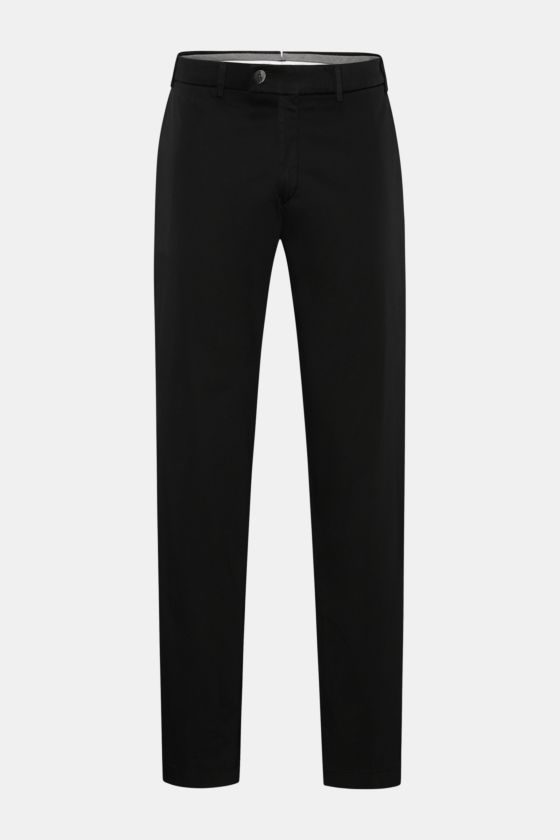 Hiltl Baumwollhose 'Parma' schwarz, frontal fotografiert, Regular Fit, leichte Baumwoll-Popeline mit Stretch, Zip Fly, Bundknopf, französische Taschen, Gesäßtaschen mit Knopf. Hiltl Baumwollhose 'Parma' schwarz, frontal fotografiert, Regular Fit, leichte Baumwoll-Popeline mit Stretch, Zip Fly, Bundknopf, französische Taschen, Gesäßtaschen mit Knopf.