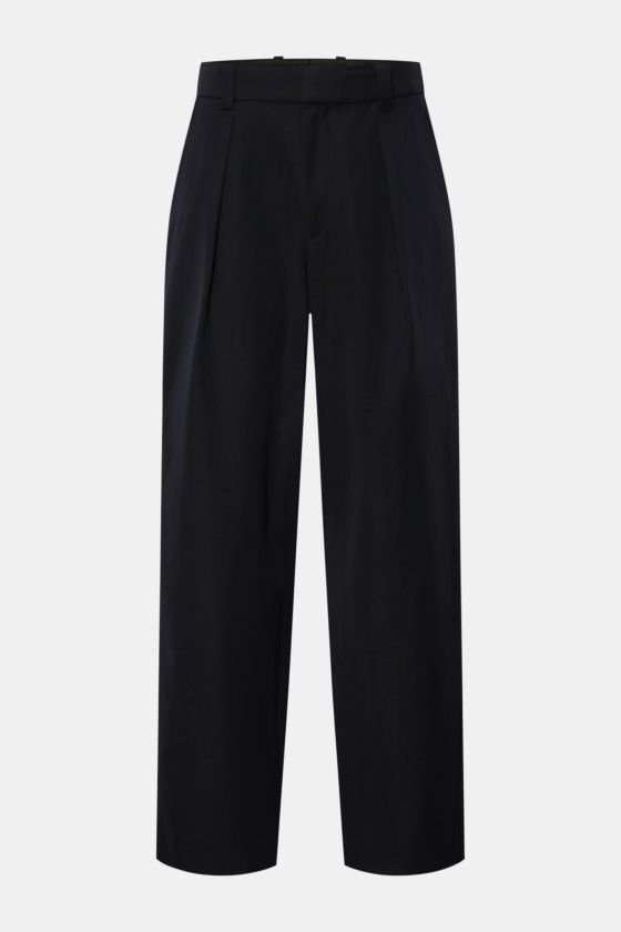 A.P.C. Hose 'Renato' dark navy, frontale Ansicht, knöchellang, hoher Bund, Tapered Fit, Woll-Microfaser-Mix, französische Taschen, Bundfalte, Zip Fly. A.P.C. Hose 'Renato' dark navy, frontale Ansicht, knöchellang, hoher Bund, Tapered Fit, Woll-Microfaser-Mix, französische Taschen, Bundfalte, Zip Fly.