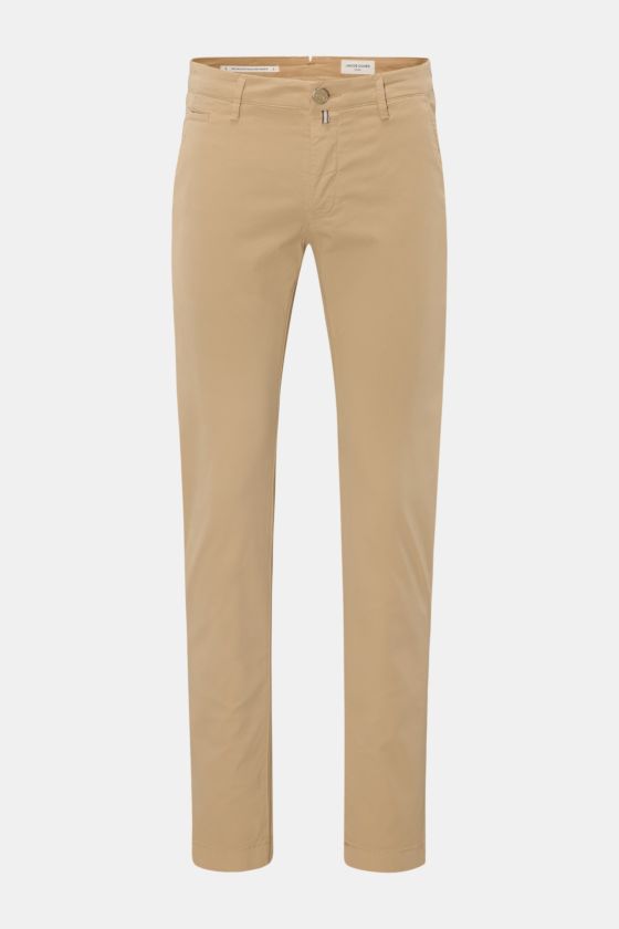 Jacob Cohen Chino 'Bobby' beige, Slim Fit Baumwollhose mit Stretch, schmal zulaufend, französische Taschen, Reißverschluss, Bundknopf, frontal fotografiert. Jacob Cohen Chino 'Bobby' beige, Slim Fit Baumwollhose mit Stretch, schmal zulaufend, französische Taschen, Reißverschluss, Bundknopf, frontal fotografiert.