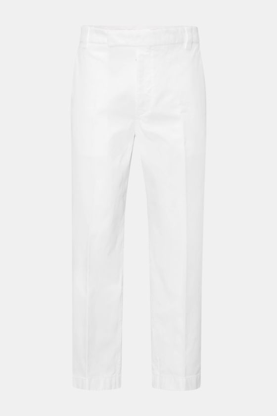 Thom Browne Chino weiß frontale Ansicht, aus schwerem Baumwoll-Twill mit Tapered Fit, knöchellang, französischen Taschen, Bundhaken. Thom Browne Chino weiß frontale Ansicht, aus schwerem Baumwoll-Twill mit Tapered Fit, knöchellang, französischen Taschen, Bundhaken.