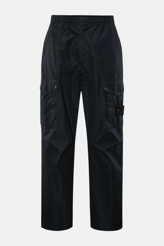Frontale Nahaufnahme der Stone Island Cargohose 'Ghost Piece' dark navy aus robustem Baumwollpopeline, loose fit mit elastischem Bund und tonalem Kompass-Badge. Frontale Nahaufnahme der Stone Island Cargohose 'Ghost Piece' dark navy aus robustem Baumwollpopeline, loose fit mit elastischem Bund und tonalem Kompass-Badge.