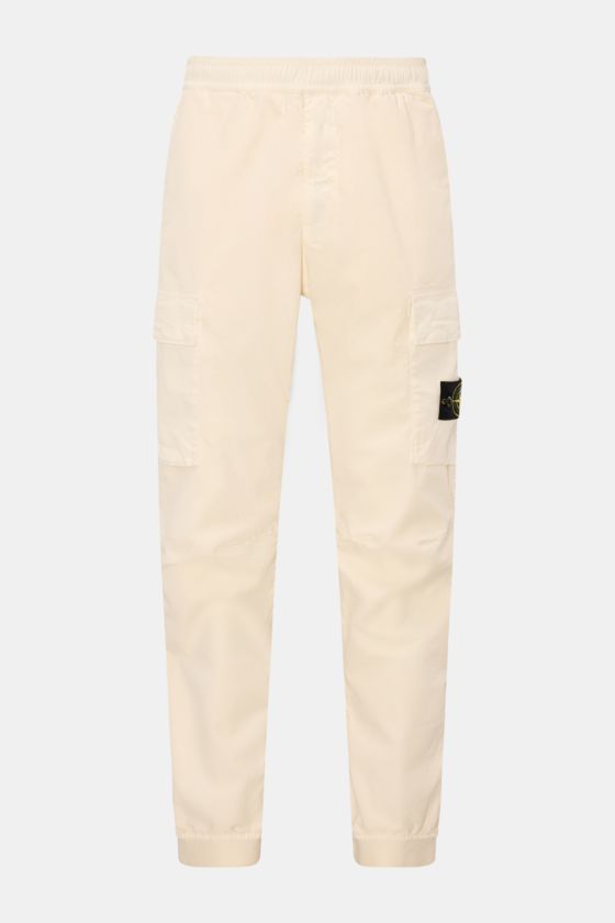 Stone Island Cargo-Jogpants 'Regular Tapered' creme, frontale Ansicht, aus elastischer Bio-Baumwolle mit Cargo- und Seitentaschen, Kompass-Badge. Stone Island Cargo-Jogpants 'Regular Tapered' creme, frontale Ansicht, aus elastischer Bio-Baumwolle mit Cargo- und Seitentaschen, Kompass-Badge.