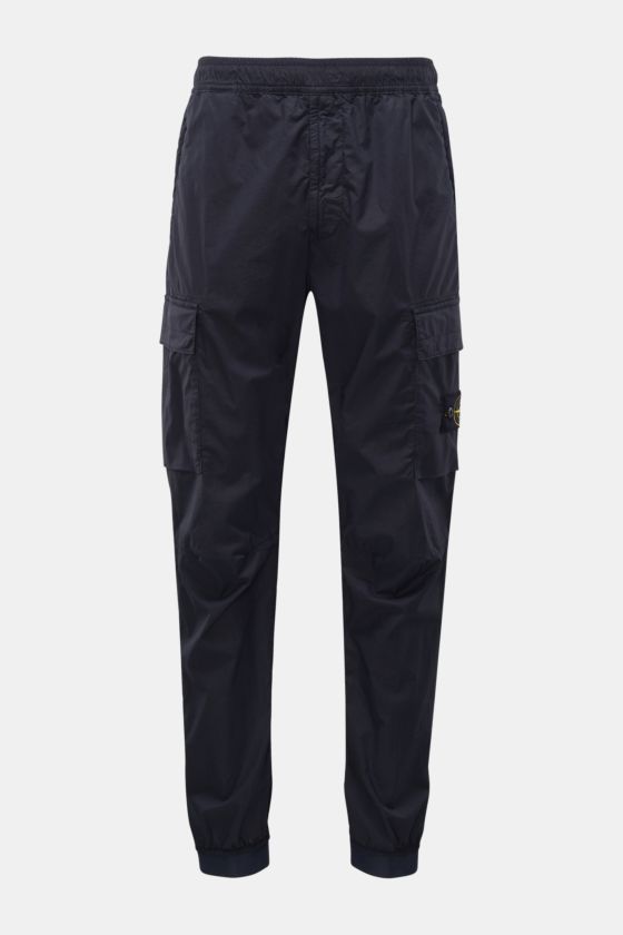 Stone Island Cargo-Jogpants 'Regular Tapered' navy, frontale Ansicht, elastische Baumwolle, Cargo- und Gesäßtaschen, Kompass-Badge am Bein, elastischer Bund und Beinabschlüsse. Stone Island Cargo-Jogpants 'Regular Tapered' navy, frontale Ansicht, elastische Baumwolle, Cargo- und Gesäßtaschen, Kompass-Badge am Bein, elastischer Bund und Beinabschlüsse.