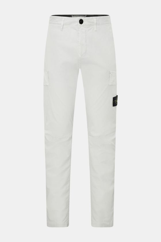 Stone Island Cargohose hellgrau aus elastischem Baumwoll-Twill, slim Fit, mit Cargo- und Gesäßtaschen, Kompass-Badge, frontal fotografiert. Stone Island Cargohose hellgrau aus elastischem Baumwoll-Twill, slim Fit, mit Cargo- und Gesäßtaschen, Kompass-Badge, frontal fotografiert.
