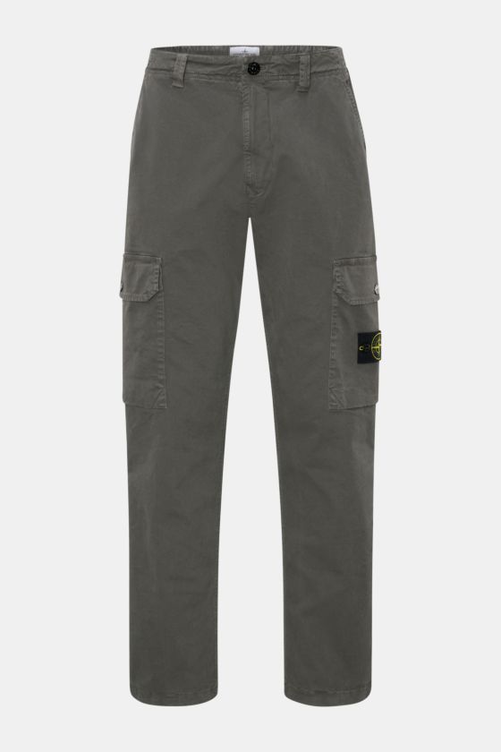 Stone Island Cargohose dunkelgrau in Frontansicht, knöchellang mit Cargotaschen, elastische Baumwolle, weicher Griff, Kompass-Badge. Stone Island Cargohose dunkelgrau in Frontansicht, knöchellang mit Cargotaschen, elastische Baumwolle, weicher Griff, Kompass-Badge.