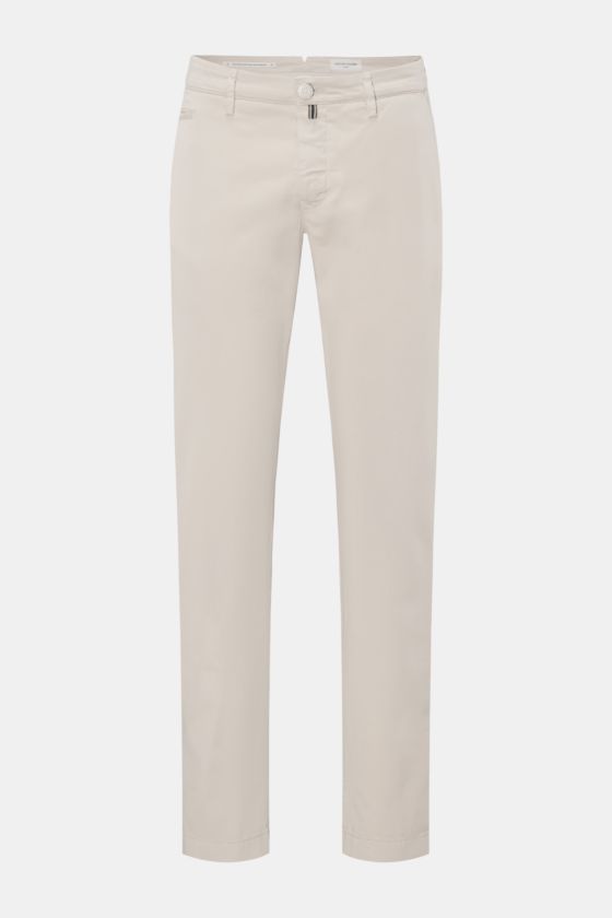 Jacob Cohen Chino 'Bobby' beige, slim fit Baumwollhose, schmal zulaufend, garment dyed, Reißverschluss, Bundknopf, französische Taschen, frontal fotografiert. Jacob Cohen Chino 'Bobby' beige, slim fit Baumwollhose, schmal zulaufend, garment dyed, Reißverschluss, Bundknopf, französische Taschen, frontal fotografiert.