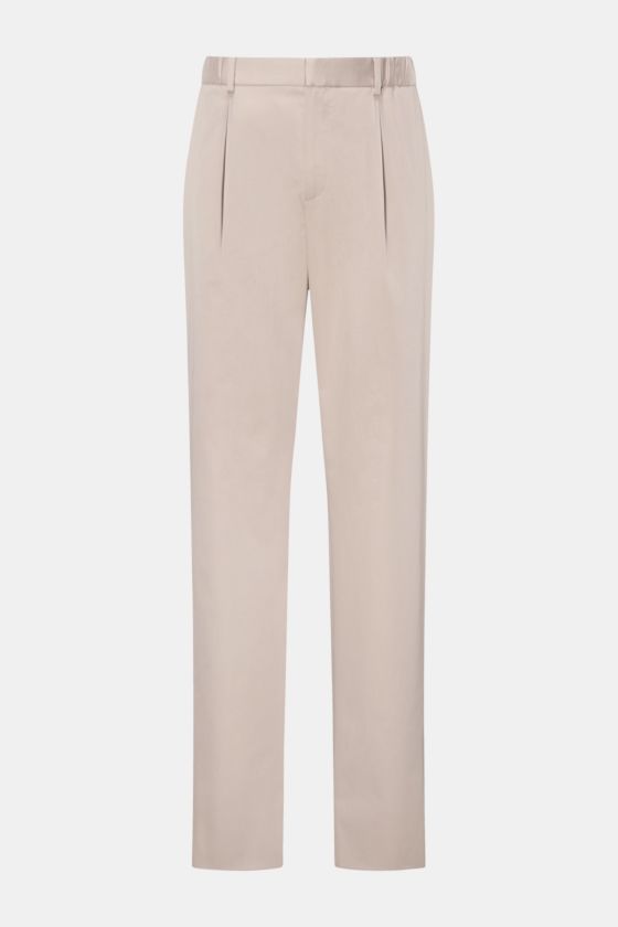Agnona Chino beige im Frontansicht, aus Microtwill Baumwolle, Regular Fit mit teilelastischem Bund, französischen Taschen und offener Länge. Agnona Chino beige im Frontansicht, aus Microtwill Baumwolle, Regular Fit mit teilelastischem Bund, französischen Taschen und offener Länge.