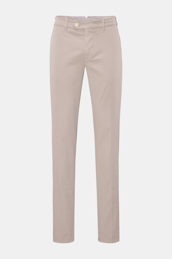 Brunello Cucinelli Chino 'Italian Fit' hellgrau, frontal fotografiert, Regular Fit, elastische Baumwolle, schmal zulaufend, kurze Länge, Taschen mit Knopf. Brunello Cucinelli Chino 'Italian Fit' hellgrau, frontal fotografiert, Regular Fit, elastische Baumwolle, schmal zulaufend, kurze Länge, Taschen mit Knopf.