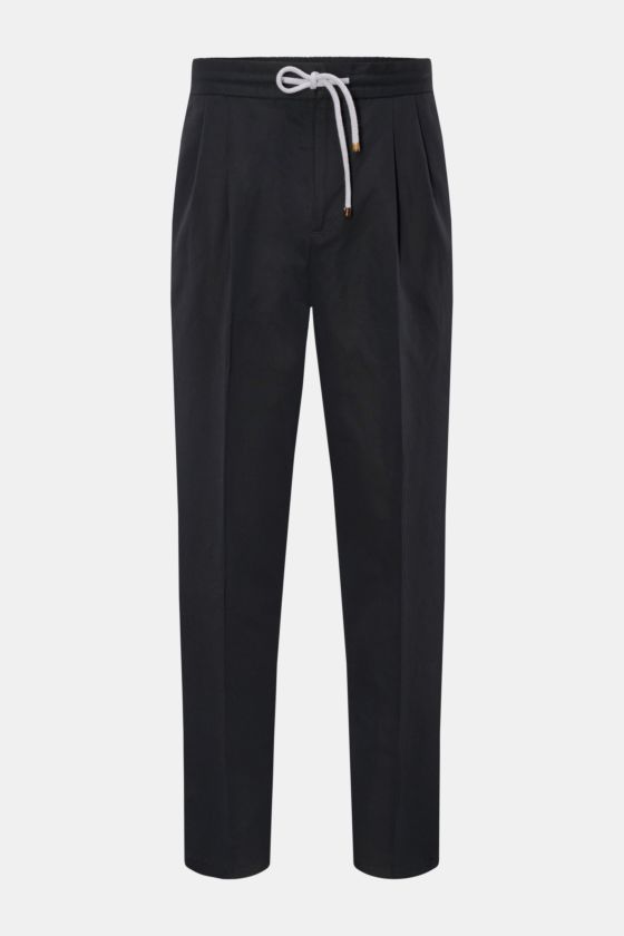 Brunello Cucinelli Jogpants 'Leisure Fit' navy, frontal fotografiert, Twill aus Leinen-Baumwolle, hoher Bund, Tunnelzug, schmal zulaufend, kurze Länge. Brunello Cucinelli Jogpants 'Leisure Fit' navy, frontal fotografiert, Twill aus Leinen-Baumwolle, hoher Bund, Tunnelzug, schmal zulaufend, kurze Länge.